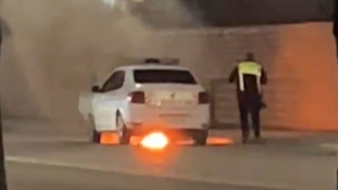 Un autoturism Dacia Logan, cu semnele distinctive ale poliției, a luat foc în trafic în municipiul Iași, duminică seară, în urma unui incident spectaculos care a pus pe jar autoritățile și pasagerii întâlniți în trafic