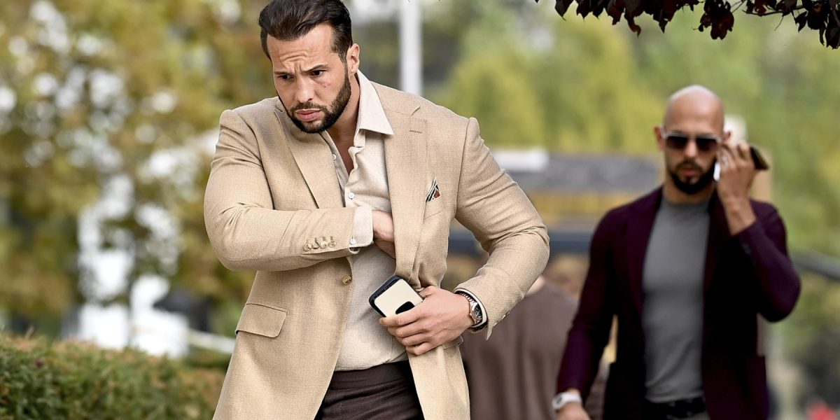 Controlul judiciar impus fraților Tate a fost ridicat de instanță