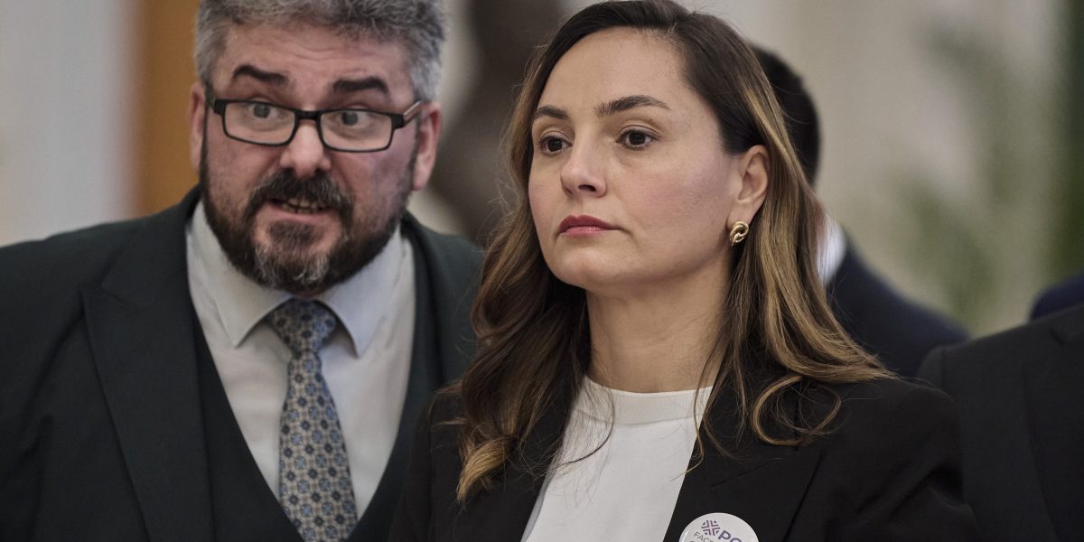 42 de deputați și senatori din Parlamentul României au depus la finalul acestei luni, la sediul Senatului, un proiect de lege care prevede abrogarea legilor care pedepsesc propaganda legionară și interzic antisemitismul