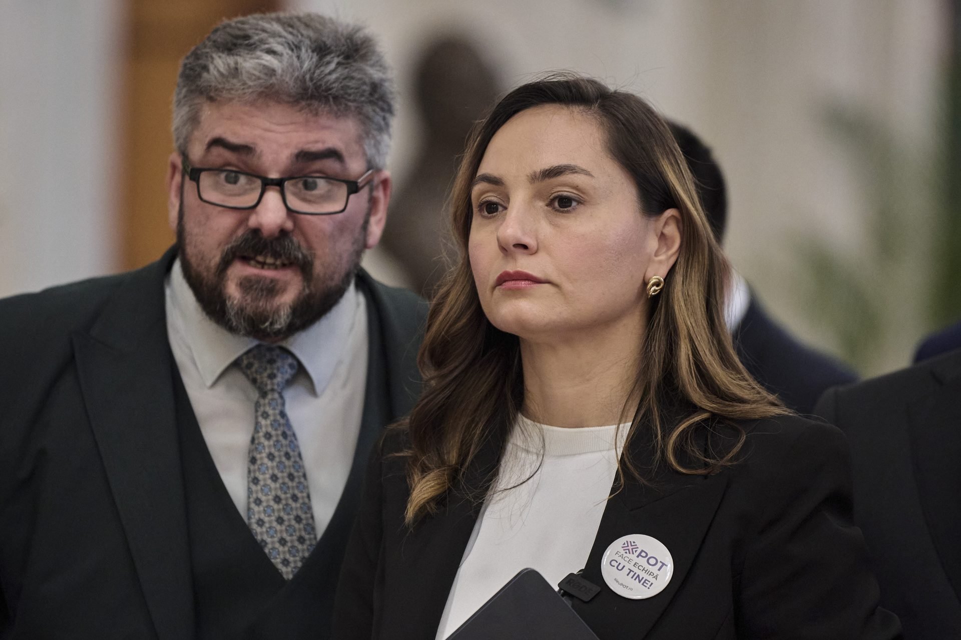 42 de deputați și senatori din Parlamentul României au depus la finalul acestei luni, la sediul Senatului, un proiect de lege care prevede abrogarea legilor care pedepsesc propaganda legionară și interzic antisemitismul