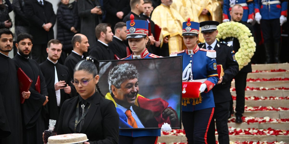 Mircea Lucescu, condus pe ultimul drum: Onoruri militare la Cimitirul Bellu