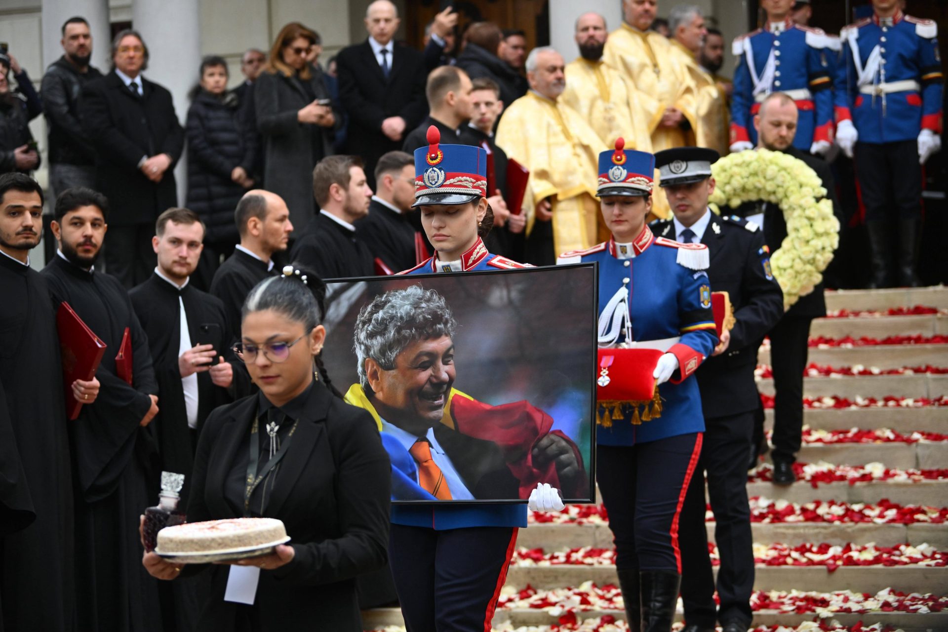 Mircea Lucescu, condus pe ultimul drum: Onoruri militare la Cimitirul Bellu