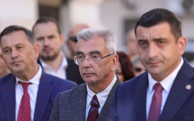 Liderul senatorilor AUR, Petrișor Peiu, a anunțat că partidul intenționează să depună moțiune de cenzură împotriva Guvernului condus de Bolojan în fiecare sesiune parlamentară