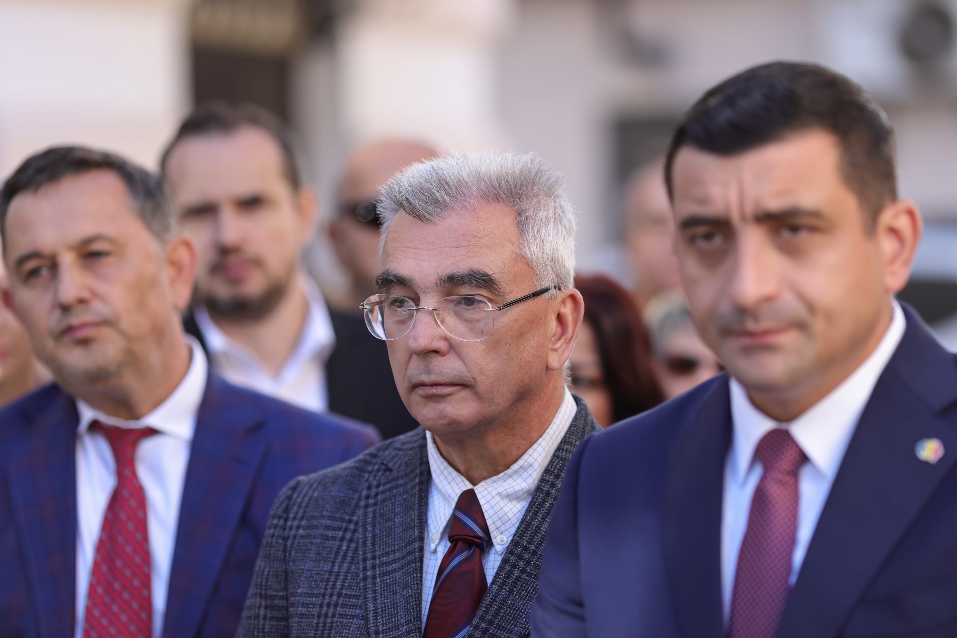 Liderul senatorilor AUR, Petrișor Peiu, a anunțat că partidul intenționează să depună moțiune de cenzură împotriva Guvernului condus de Bolojan în fiecare sesiune parlamentară