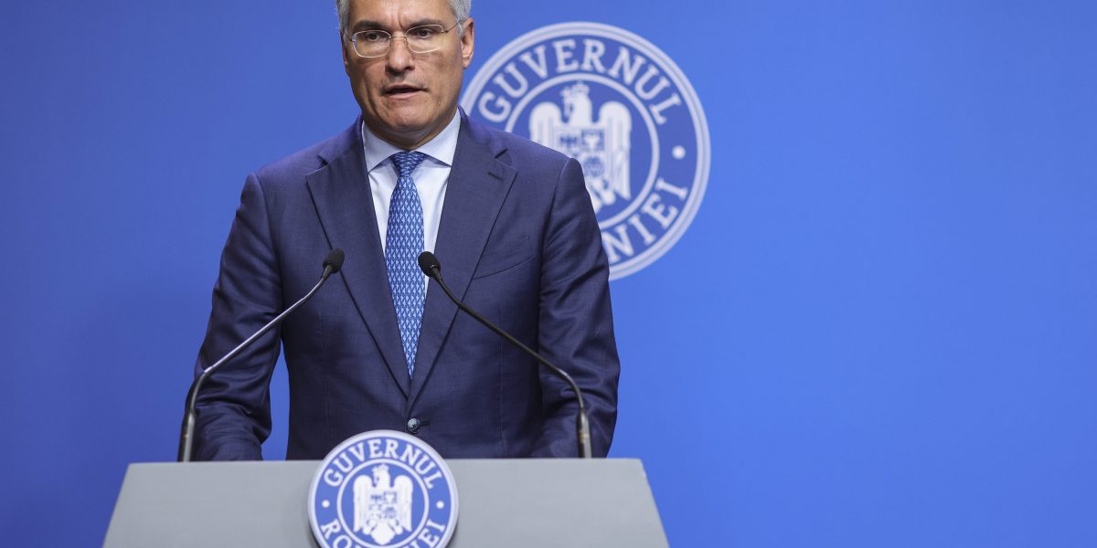 O treime din jaloanele din PNRR, în pericol: România riscă sute de milioane de euro penalități Aproximativ o treime din investițiile și reformele prevăzute în Planul Național de Redresare și Reziliență (PNRR) sunt în prezent în risc ridicat de neimplementare, a anunțat, joi, ministrul Investițiilor și Proiectelor Europene, Dragoș Pîslaru