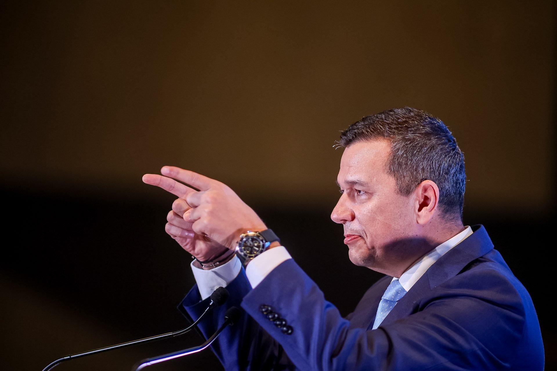 Sorin Grindeanu, prezent la evenimentul PSD Dâmbovița, discută despre acuzațiile primarului și despre grupul de WhatsApp al PSD Sâmbătă, Sorin Grindeanu a participat la un eveniment organizat de PSD Dâmbovița, unde situația din coaliție și anumite acuze aduse guvernării au fost subiecte principale