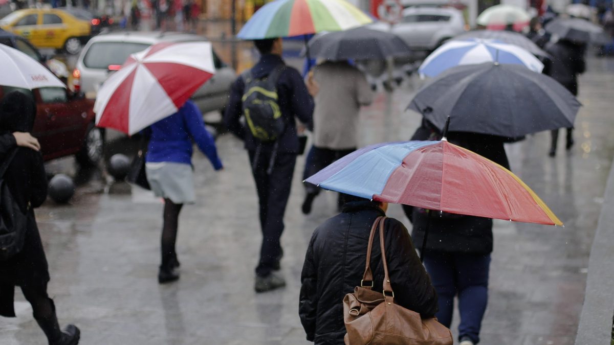 Ploi torențiale și vijelii: Alertă meteo până sâmbătă în mai multe zone din România