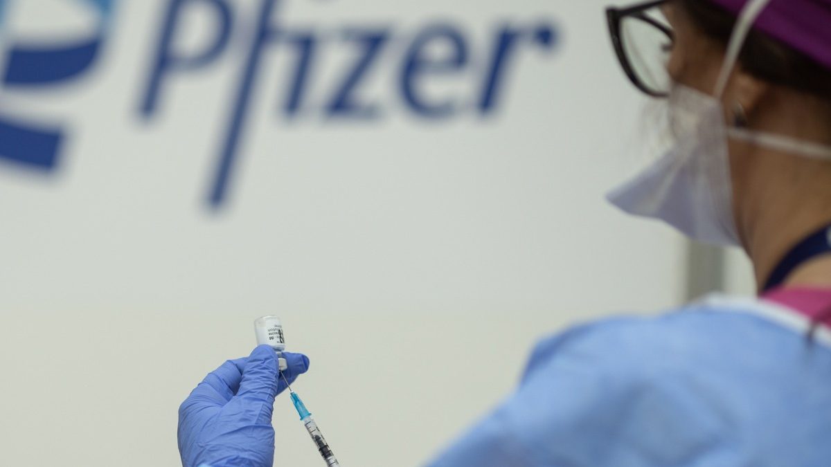 Vaccinații Pfizer, fără muncă, primesc 1200 euro/lună până la pensie