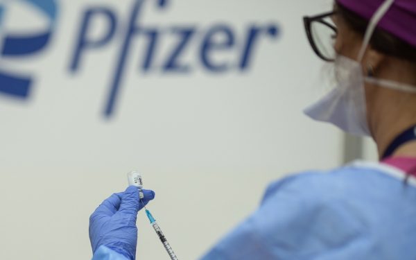 Vaccinații Pfizer, fără muncă, primesc 1200 euro/lună până la pensie