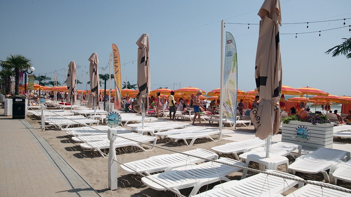 Șezlonguri ilegale pe plaje: Ministrul Mediului anunță ridicarea lor