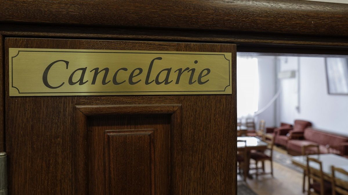 Ministrul Educației plătește suplimentar profesorii care muncesc peste 40 de ore, acasă sau la școală