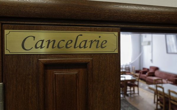 Ministrul Educației plătește suplimentar profesorii care muncesc peste 40 de ore, acasă sau la școală