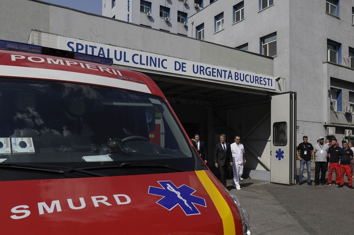 Femeia de 68 de ani, decedată după o lună de la accident O femeie în vârstă de 68 de ani, grav rănită după ce a fost lovită de o mașină pe o trecere de pietoni, a decedat la spital după aproximativ o lună de la incident