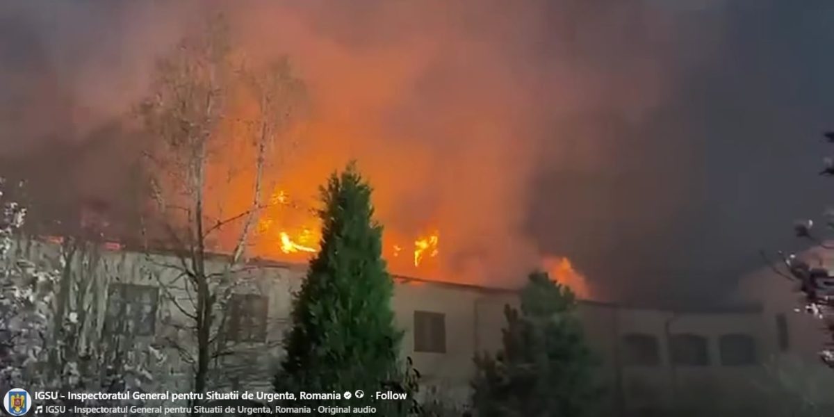 Incendiu puternic la Mănăstirea Bistrița: Peste 100 de pompieri intervin să stingă flăcările