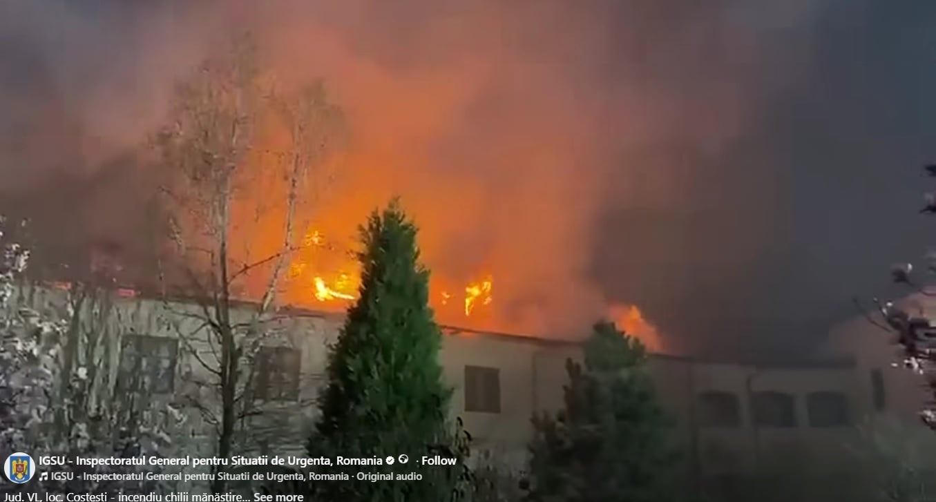 Incendiu puternic la Mănăstirea Bistrița: Peste 100 de pompieri intervin să stingă flăcările