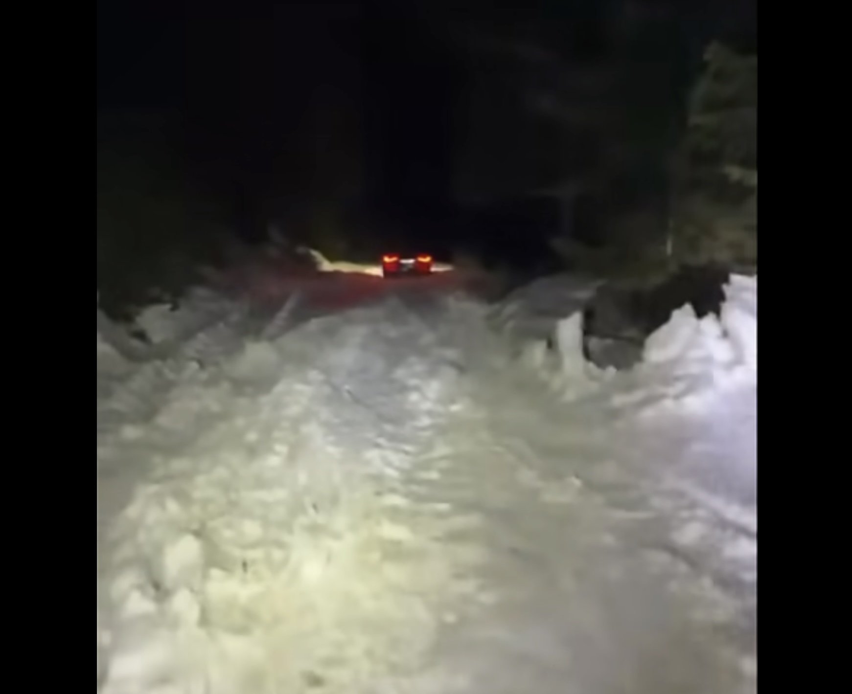 Bărbat și fiul său, blocați în zăpadă în Cheile Oltețului, în Noaptea Învierii