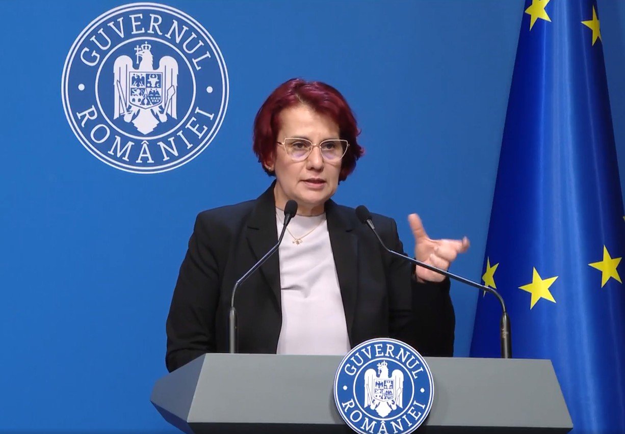 Guvernul a aprobat vineri un act normativ menit să corecteze, temporar, costurile pentru consumatorii finali, reducând taxa pe carburanți și instituind o levy solidară pe veniturile din petrol și produse energetice