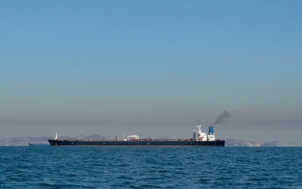 Trump, atent la „Poarta petrolului”: Iranul relaxează Ormuzul