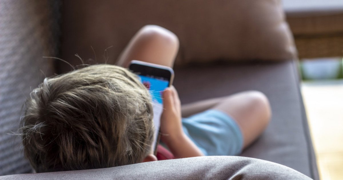 Copiii care petrec peste trei ore pe zi pe rețelele sociale riscă probleme de sănătate mintală, potrivit unui studiu recent