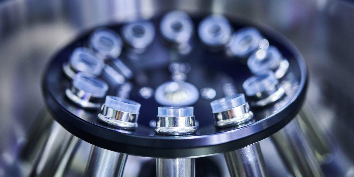 Deșeurile din plastic, o resursă neașteptată în domeniul farmaceutic O echipă de cercetători a demonstrat recent posibilitatea transformării peturilor din plastic în ingrediente esențiale pentru tratamentul bolii Parkinson