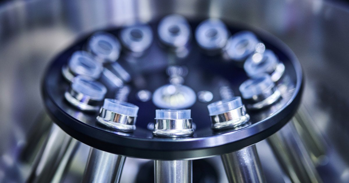 Deșeurile din plastic, o resursă neașteptată în domeniul farmaceutic O echipă de cercetători a demonstrat recent posibilitatea transformării peturilor din plastic în ingrediente esențiale pentru tratamentul bolii Parkinson