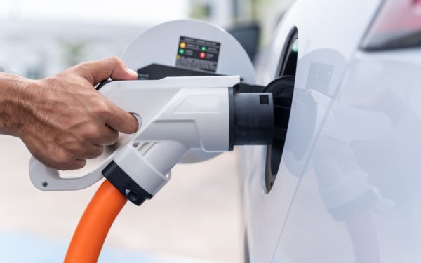 Explozie electrică în UE: Scumpirea carburantului și vânzările auto. Ce-i în România?