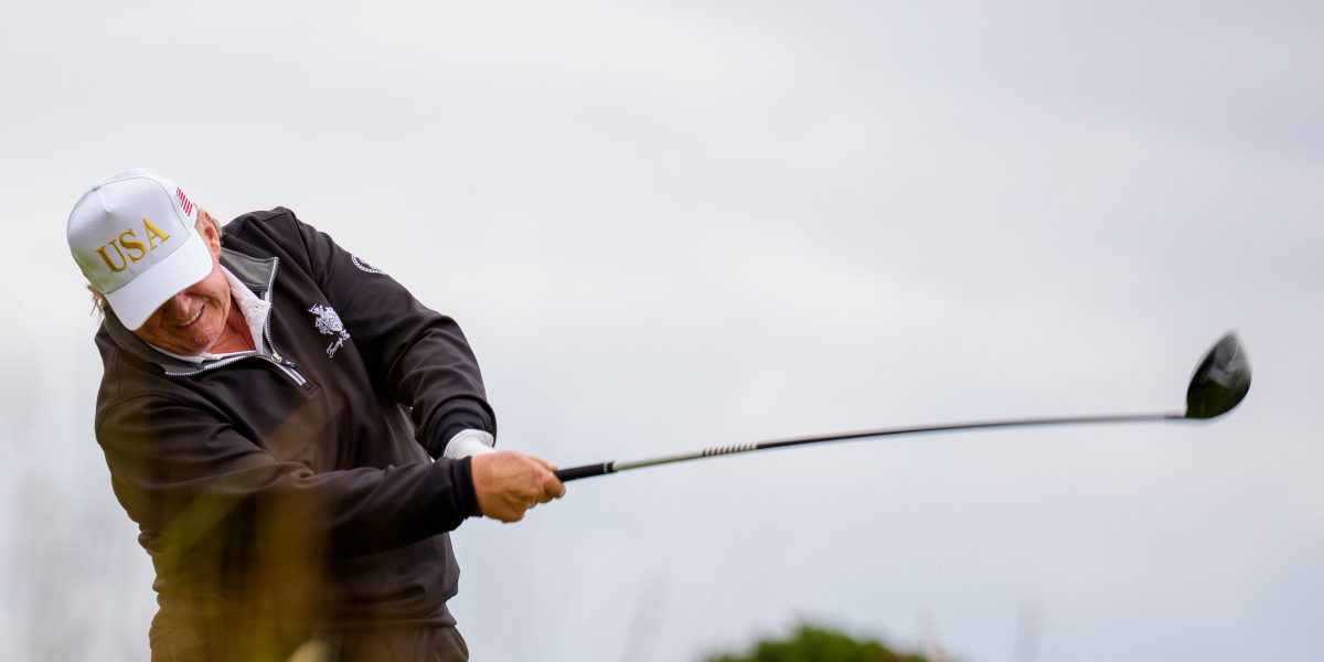 Președintele american Donald Trump a declanșat în aprilie 2025 un val de tarife adopted în cadrul a ceea ce a numit „ziua eliberării”, politici care, după aproape un an, sunt considerate de mulți analiști ca fiind un eșec, chiar și în propriile criterii ale administrației sale