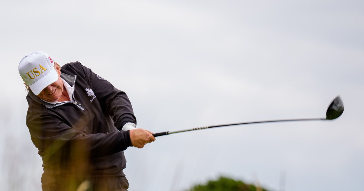 Președintele american Donald Trump a declanșat în aprilie 2025 un val de tarife adopted în cadrul a ceea ce a numit „ziua eliberării”, politici care, după aproape un an, sunt considerate de mulți analiști ca fiind un eșec, chiar și în propriile criterii ale administrației sale