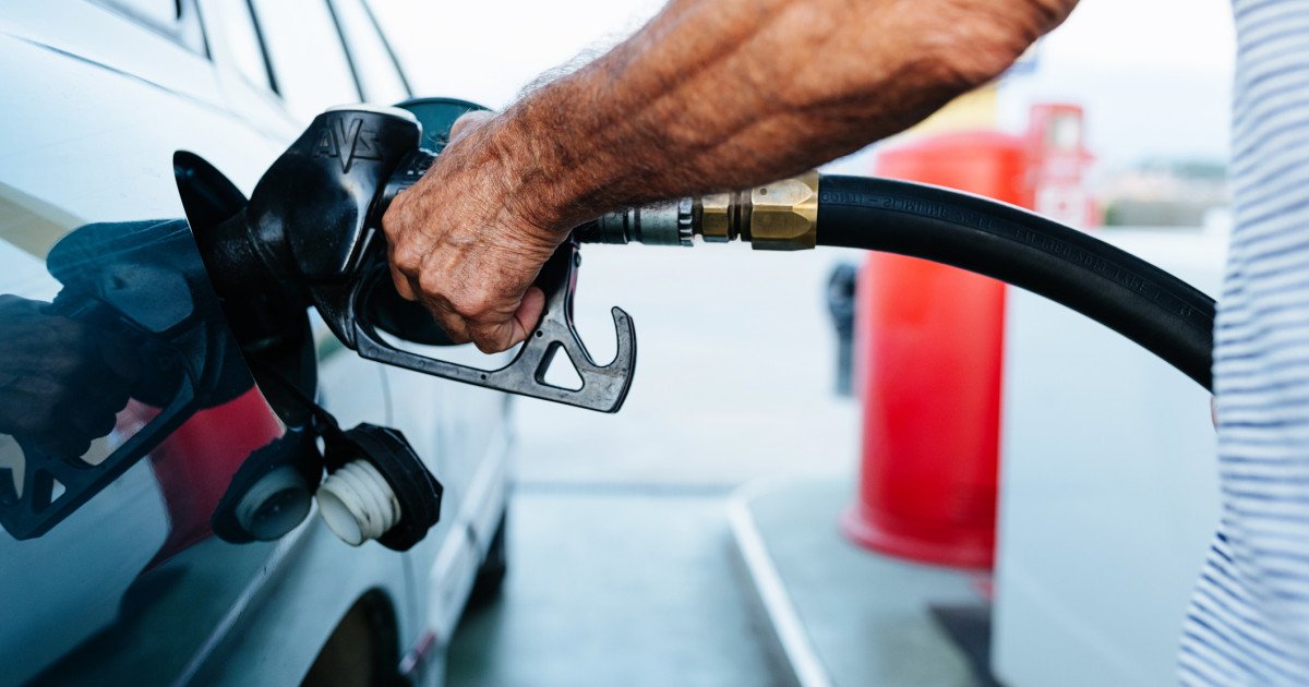 Prețurile carburanților vor rămani mai mari decât nivelurile anterioare, chiar și după intervențiile guvernamentale de compensare, avertizează Ionuț Dumitru, consilier onorific al premierului