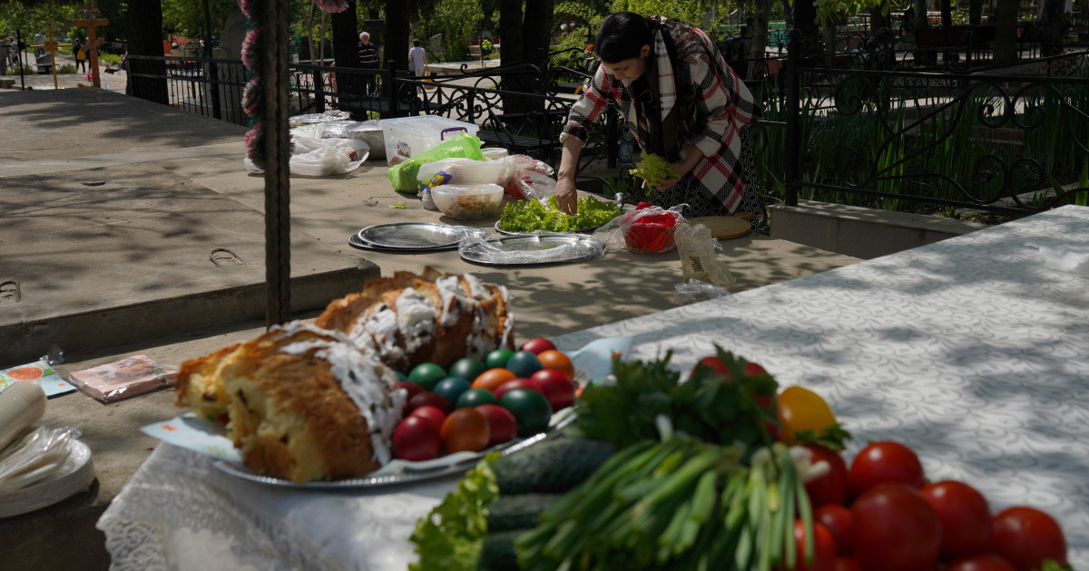 Paștele Blajinilor 2026: Ce tradiții respectă românii pentru sufletele dragi