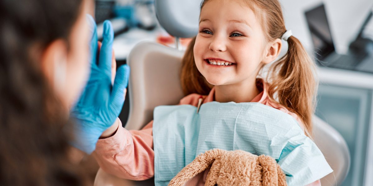 Peste un milion de elevi români nu beneficiază de servicii stomatologice în cadrul școlii, deși recomandările Ministerului Educației și ale autorităților din domeniul sănătății prevăd o astfel de inițiativă