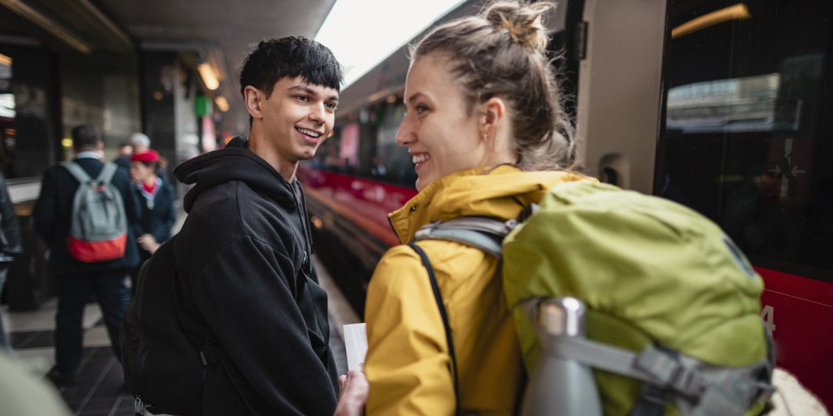 Comisia EUROPEANĂ oferă tinerilor români șansa de a călători gratuit în Europa Programul DiscoverEU, parte a Erasmus+, a lansat o nouă rundă de înscrieri, oferind tinerilor de 18 ani posibilitatea de a explora continentul european fără costuri