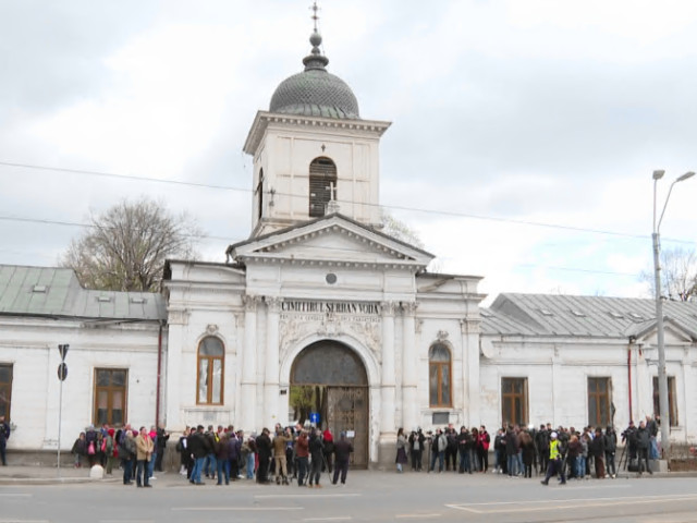 Mormântul lui Mircea Lucescu, plâns de toți cei prezenți la Bellu