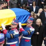 Mircea Lucescu, omagiat cu drapelul României: Ultimul drum