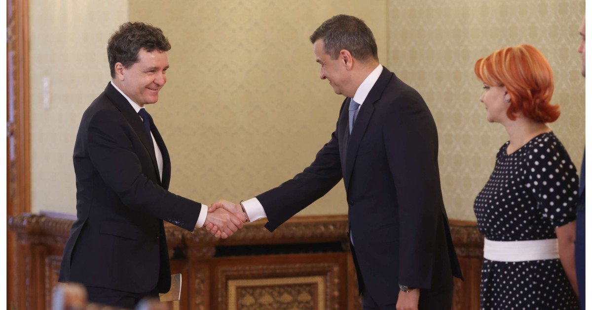 Președintele Nicușor Dan despre actuala conjunctură parlamentară și colaborarea guvernamentală Președintele Nicușor Dan a declarat marți că România se află într-o perioadă delicată din punct de vedere politic, fiind condiționată de o conjunctură parlamentară care impune colaborarea între cele patru partide pro-occidentale și minorități