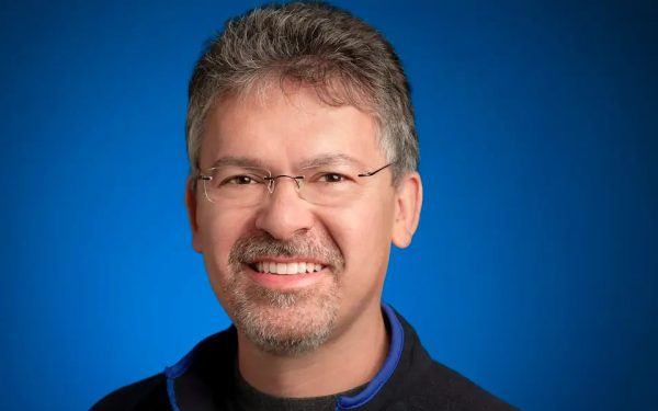 Apple, lovitură grea: John Giannandrea, șeful AI, pleacă din companie