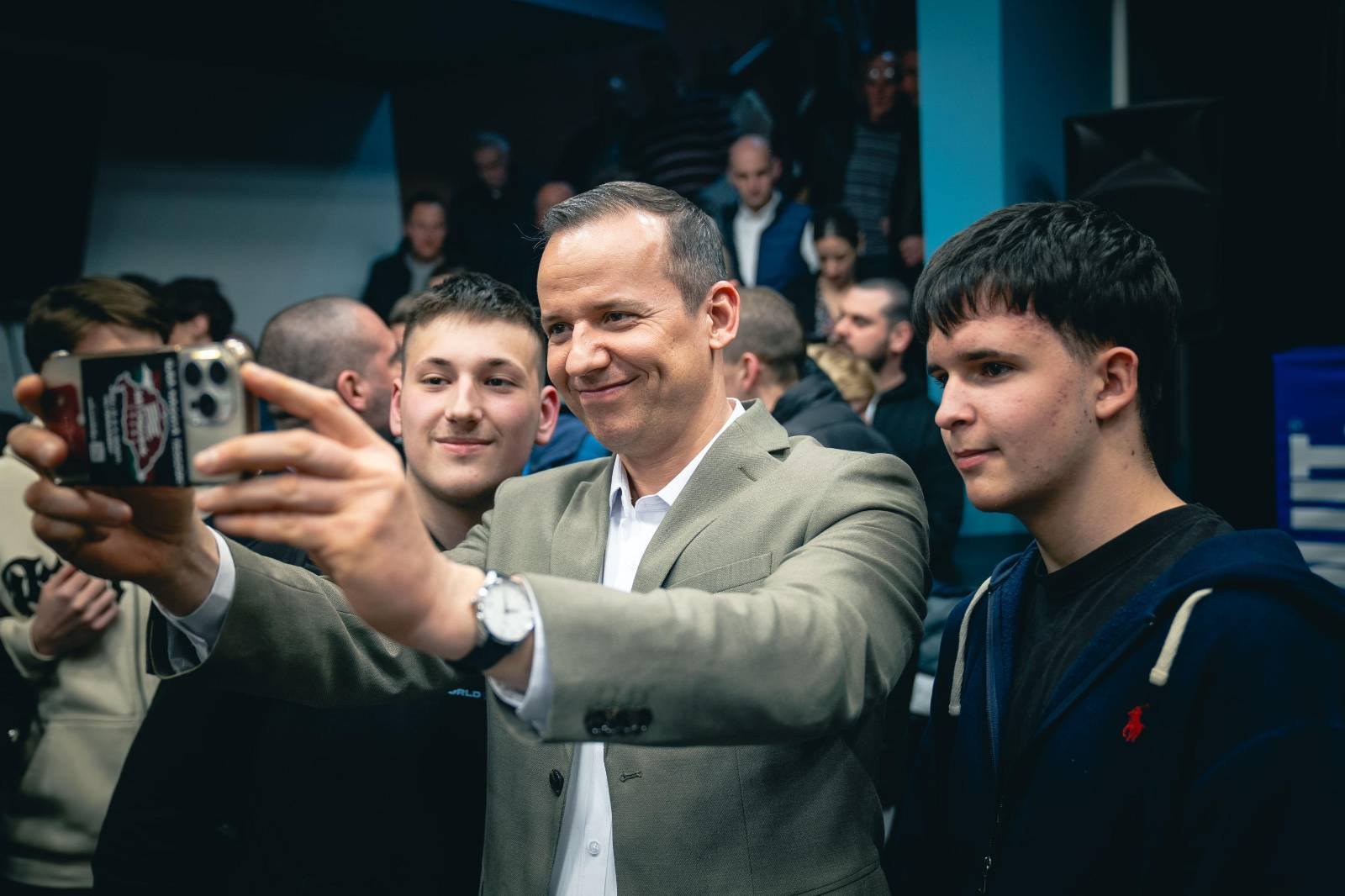Sondajele de opinie din Ungaria prezintă o imagine fragmentată cu privire la preferințele electorale, reflectând o competiție acerbă între partidele politice majore