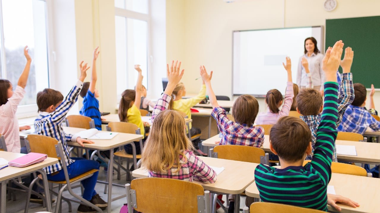 Clasele din orașe sunt supraaglomerate, potrivit declarațiilor Ministrului Educației, Mihai Dimian, făcute recent