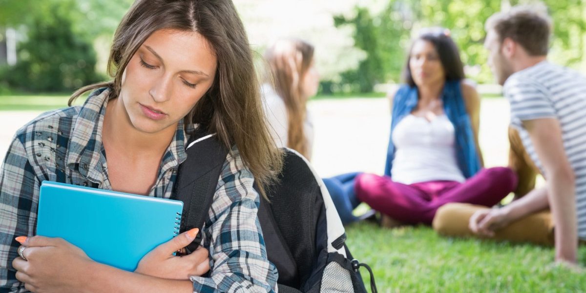 Diferența esențială între singurătate și sentimentul de a fi singur A fi singur și a te simți singur reprezintă două stări distincte, chiar dacă aparent seamănă