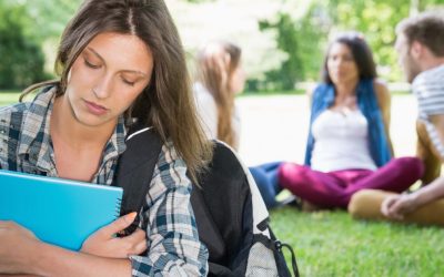 Diferența esențială între singurătate și sentimentul de a fi singur A fi singur și a te simți singur reprezintă două stări distincte, chiar dacă aparent seamănă