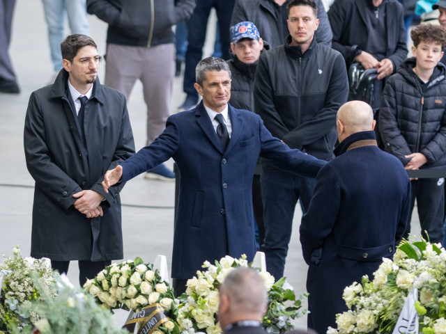 Grecii, dezamăgiți de Răzvan Lucescu: Decizia care a stârnit controverse după decesul lui Mircea Lucescu Răzvan Lucescu, antrenorul echipei PAOK Salonic, a refuzat să permită membrilor clubului să participe la înmormântarea tatălui său, Mircea Lucescu