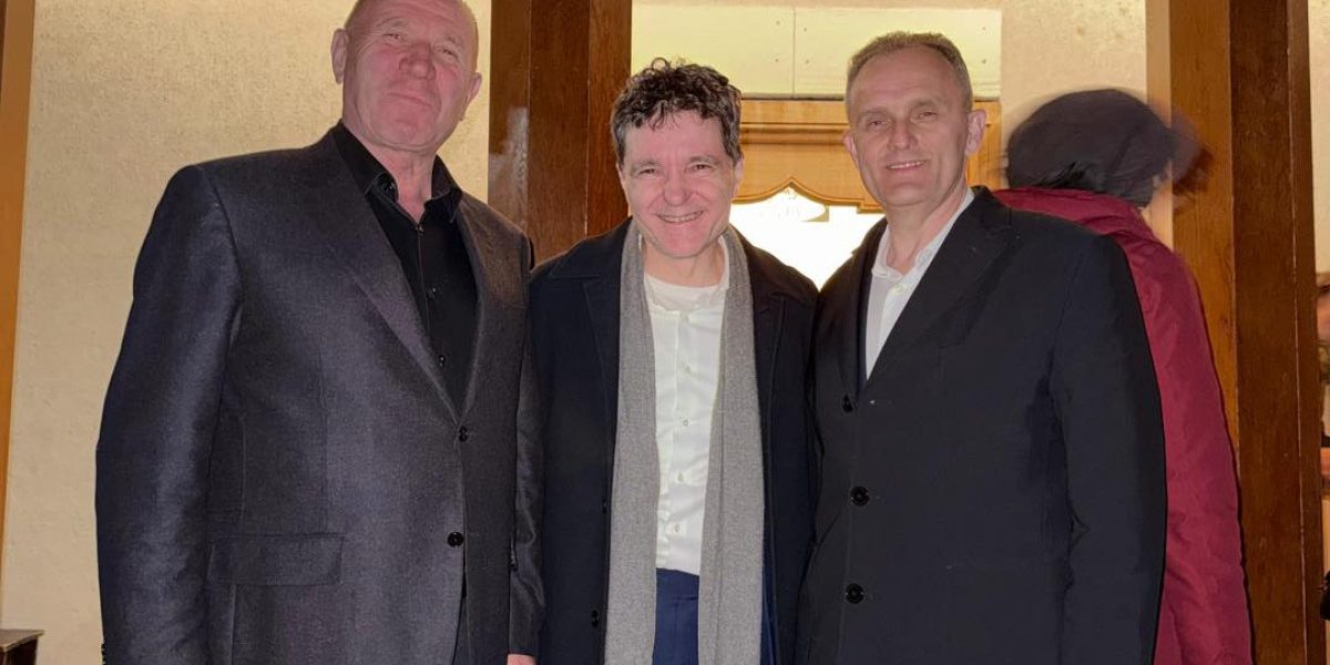 Nicușor Dan, la Cornu de Vinerea Mare: Cu primarul și PSD-iștii Prahovei