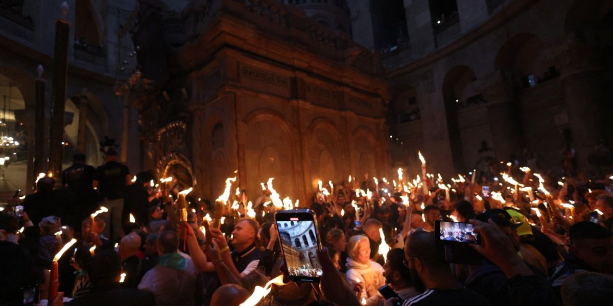 Sfânta Lumină ajunge azi la București: Plan de rezervă, în caz de criză în Orient