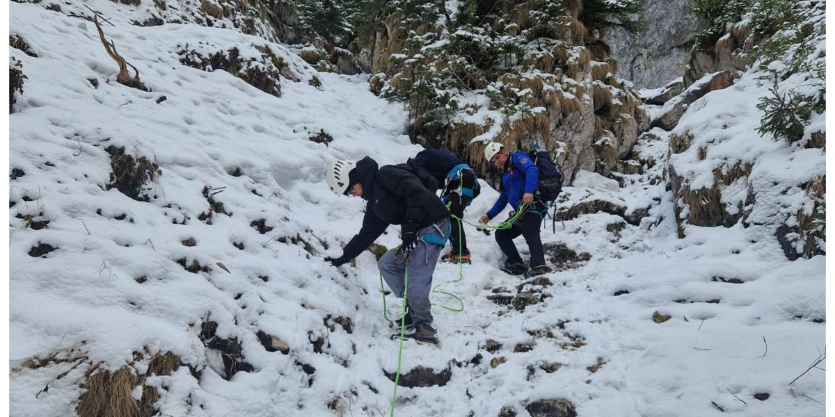 Două vieți salvate în Piatra Craiului: Jandarmii au scos turiștii blocați