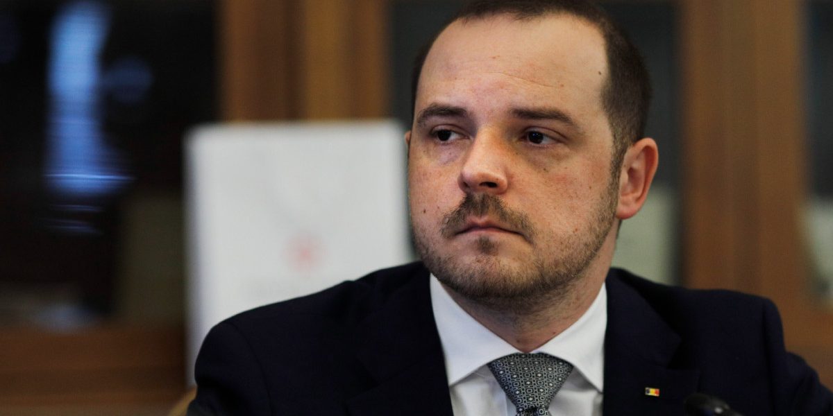 Ministrul Sănătăţii, Alexandru Rogobete, a afirmat duminică, la Antena 3 CNN, că în urma unor decizii ferme privind închiderea clinicilor medicale deținute de anumite persoane considerate „somități”, instituția pe care o conduce a primit numeroase telefoane de la reprezentanți ai acelor clinici, solicitând reconsiderarea măsurilor