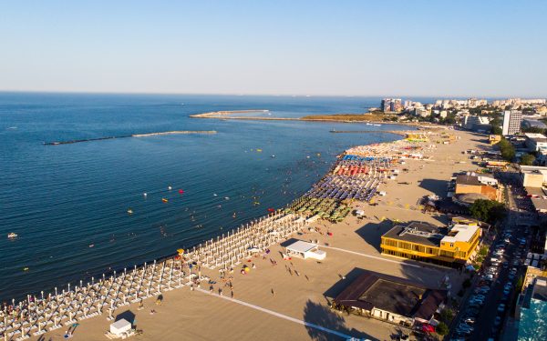 Șezlongurile dispar de pe litoralul românesc în 2026, anunță Ministrul Mediului