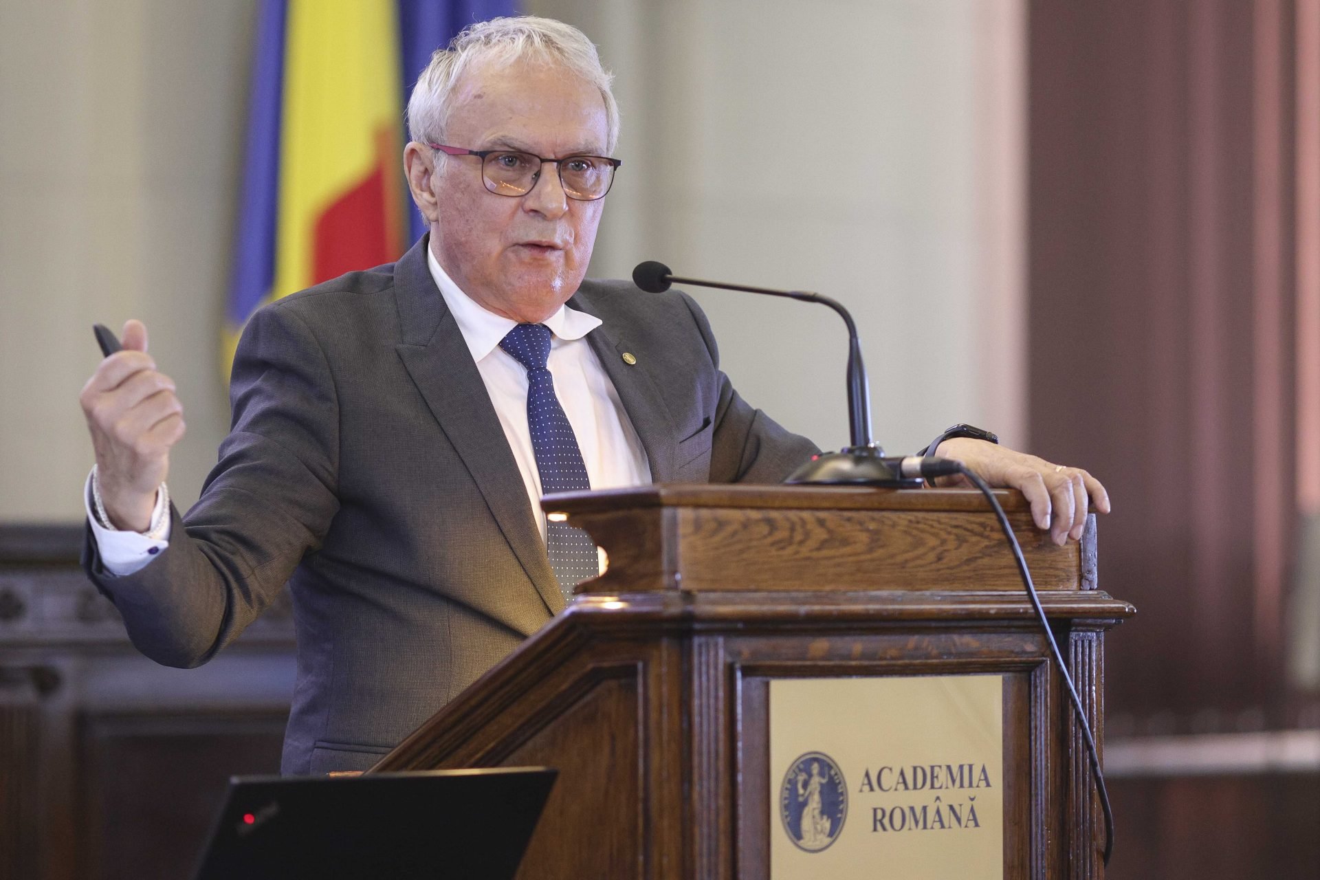 Academicianul Marius Andruh a fost ales marți, după al doilea tur de scrutin, noul președinte al Academiei Române, înlocuind astfel pe Aurel Ioan Pop, care a condus instituția timp de două mandate, mandatul său fiind încheiat pe 5 aprilie