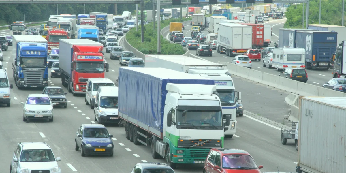 Noi reguli pentru șoferi: Ce se montează OBLIGATORIU pe mașini, din 2026?