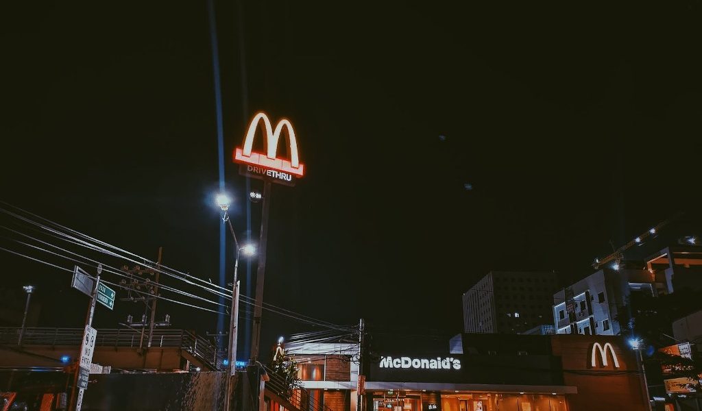 Managerul McDonald’s dă vina pe mamă pentru gestul stângaci