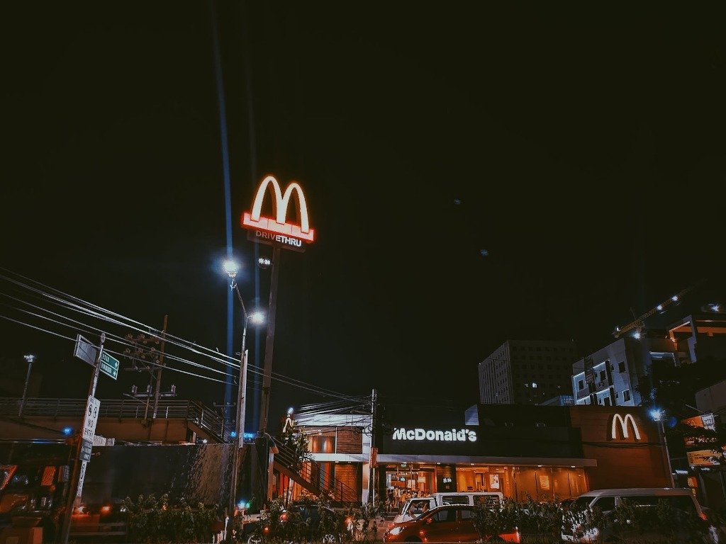 Managerul McDonald's dă vina pe mamă pentru gestul stângaci